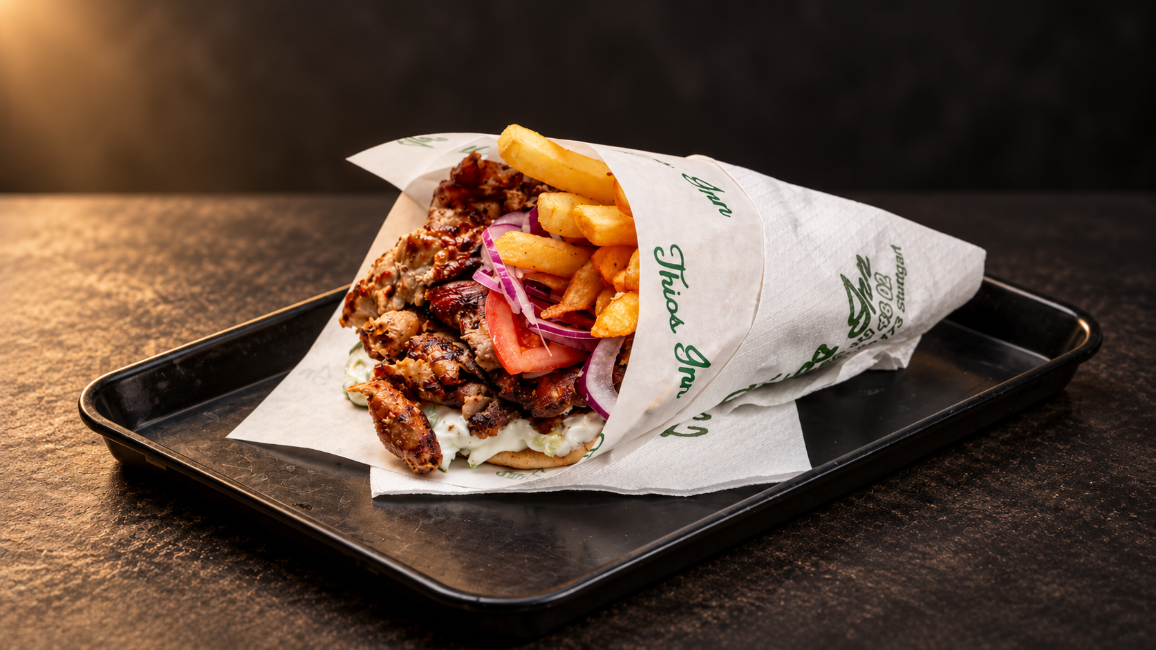 Gyros Pita im Thios-Inn-Wrap mit Pommes, Tomate und Zwiebeln